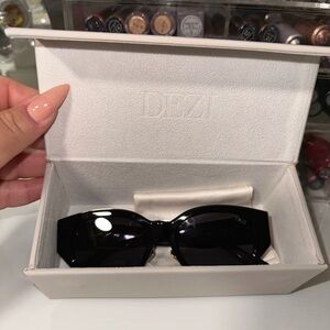 DEZI “CHARGE IT” SUNGLASSES IN DARK SMOKE